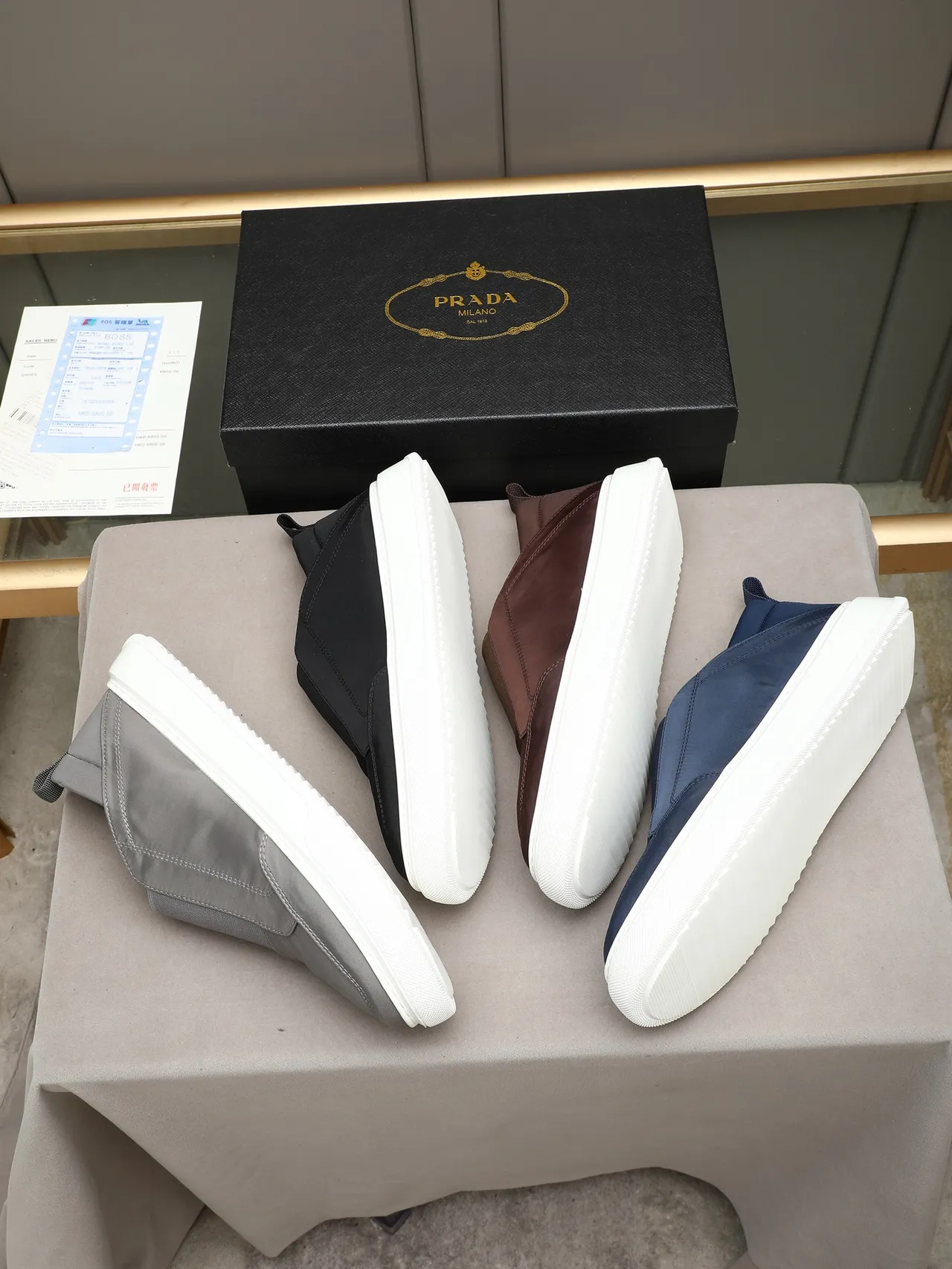 Prada Zapatillas Lifestyle Minimalistas Negro y Blanco Slip-On 2