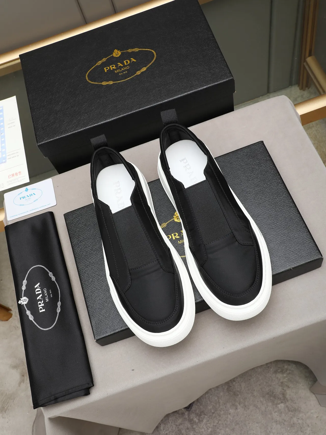 Prada Zapatillas Lifestyle Minimalistas Negro y Blanco Slip-On 3