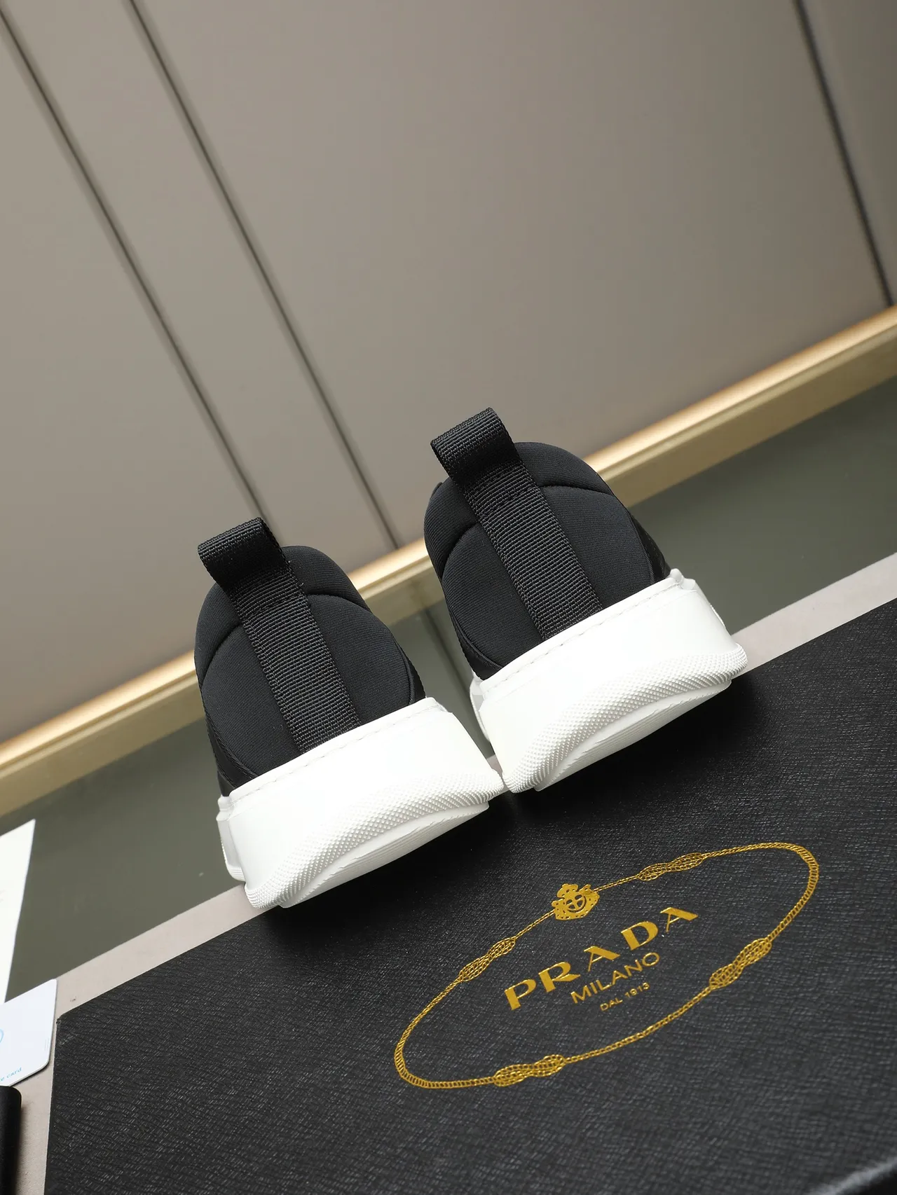Prada Zapatillas Lifestyle Minimalistas Negro y Blanco Slip-On 4