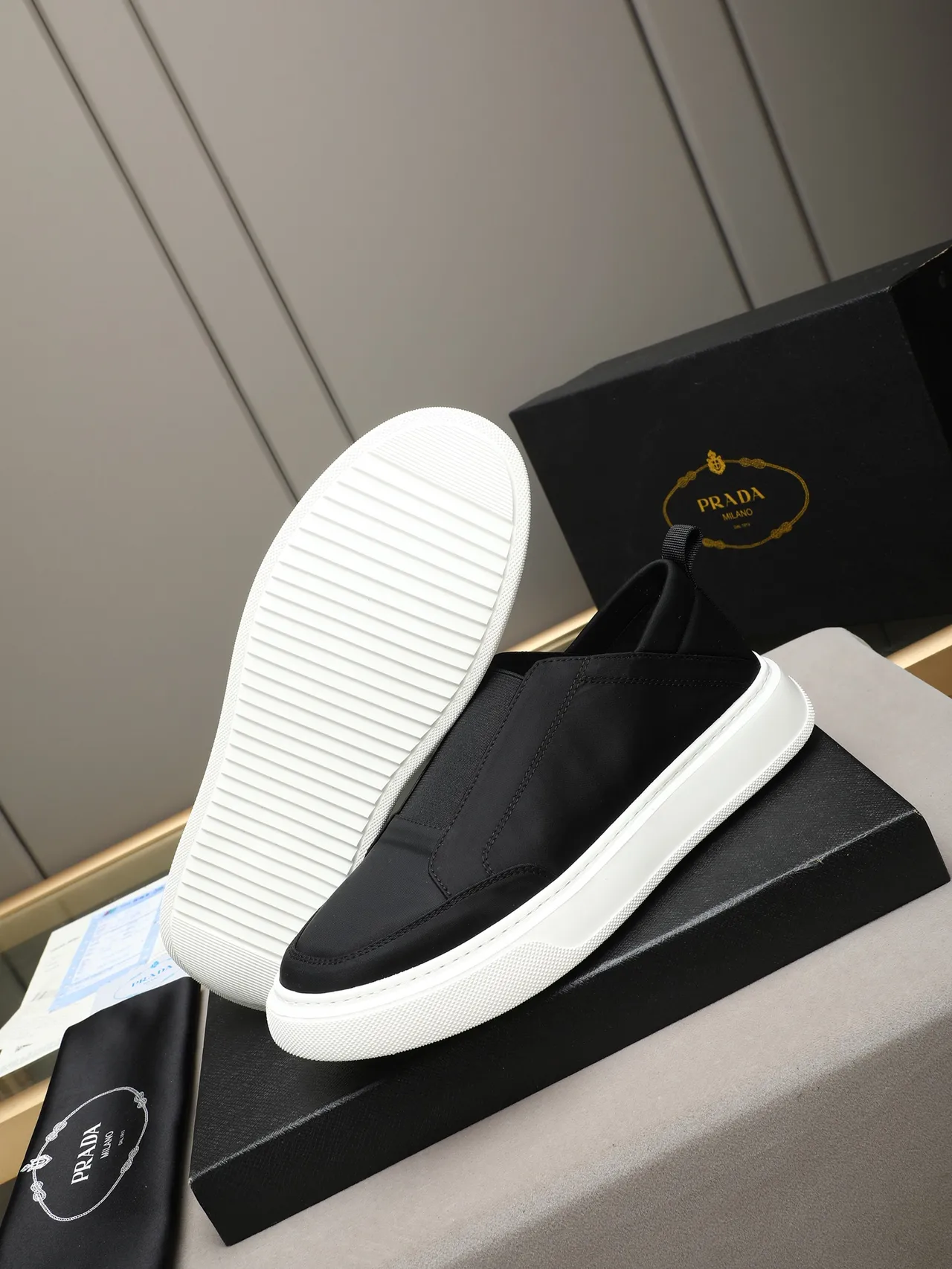 Prada Zapatillas Lifestyle Minimalistas Negro y Blanco Slip-On 5