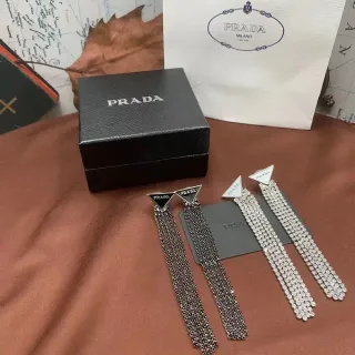 Prada त्रिकोण लॉगो चेन टासल कान की झांझरियाँ