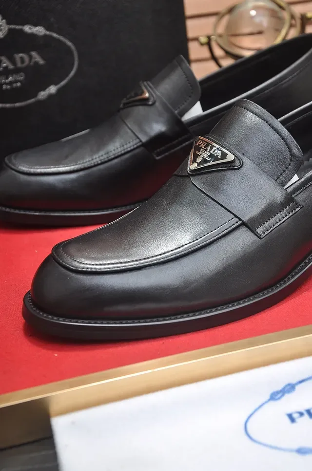 Prada Mocassin Logo Triangulaire Noir Cuir Lisse Placa Metallique 2