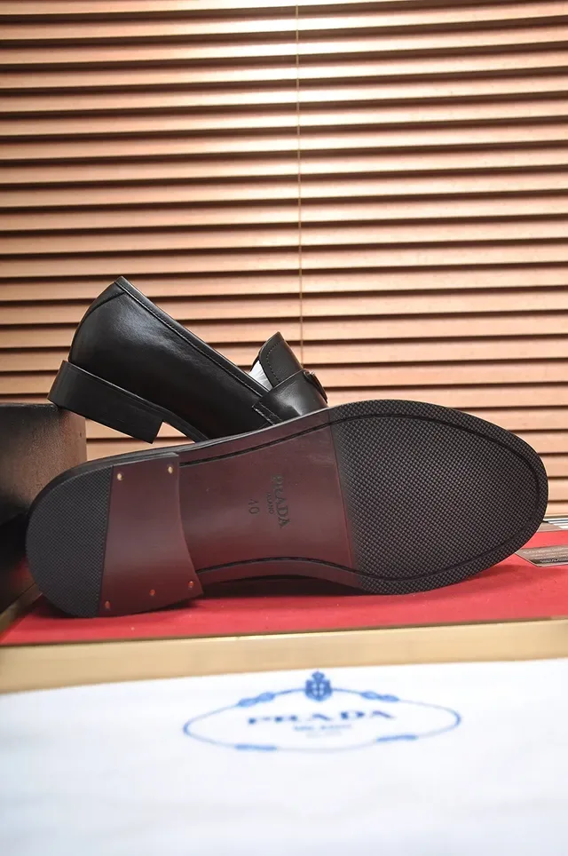 Prada Mocassin Logo Triangulaire Noir Cuir Lisse Placa Metallique 3