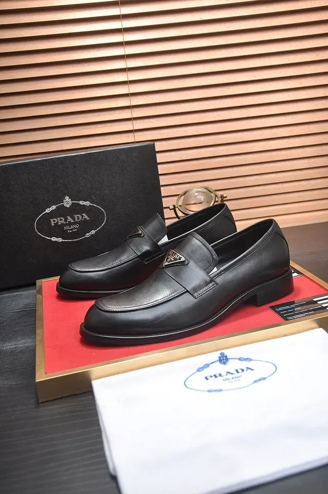 Prada Mocassin Logo Triangulaire Noir Cuir Lisse Placa Metallique 4
