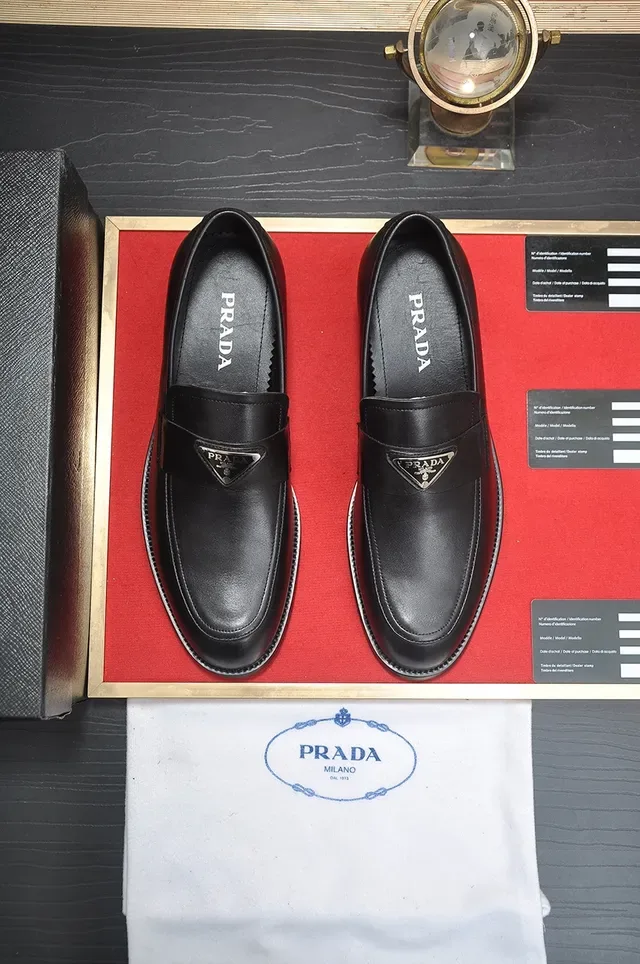 Prada Mocassin Logo Triangulaire Noir Cuir Lisse Placa Metallique 5