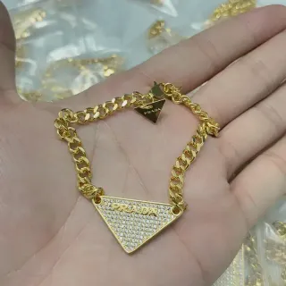 Prada त्रिकोणीय पावे क्रिस्टल गोल्ड टोन कर्ब चेन कंगन