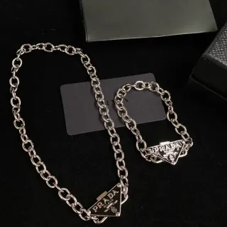 Prada त्रिकोणीय लॉगो पेंडेंट चंकी चेन नेकलेस