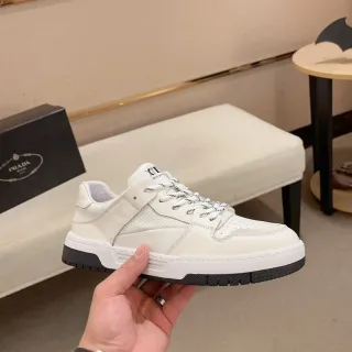 Prada tênis chunky branco e preto de couro superior com painel perfurado no dedo