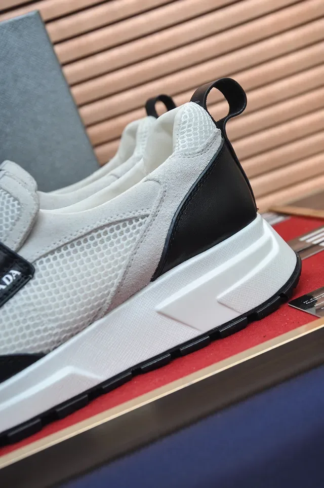Prada Zapatillas Slip-On Blancas y Negras Híbridas de Malla y Suede 2