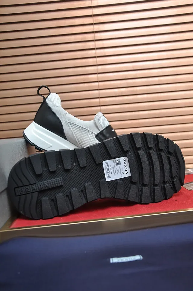 Prada Zapatillas Slip-On Blancas y Negras Híbridas de Malla y Suede 3