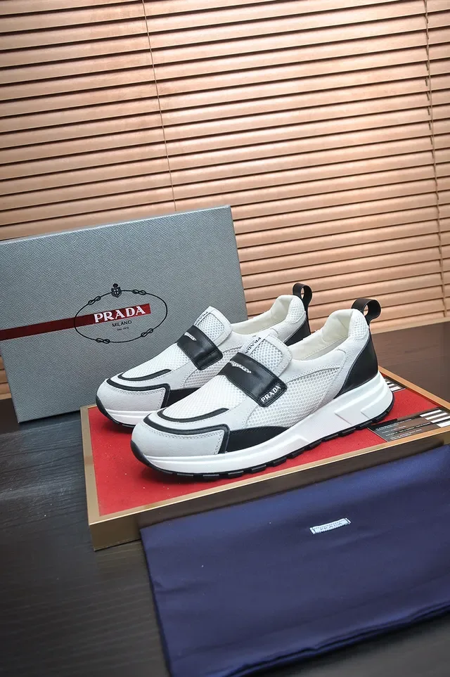 Prada Zapatillas Slip-On Blancas y Negras Híbridas de Malla y Suede 4
