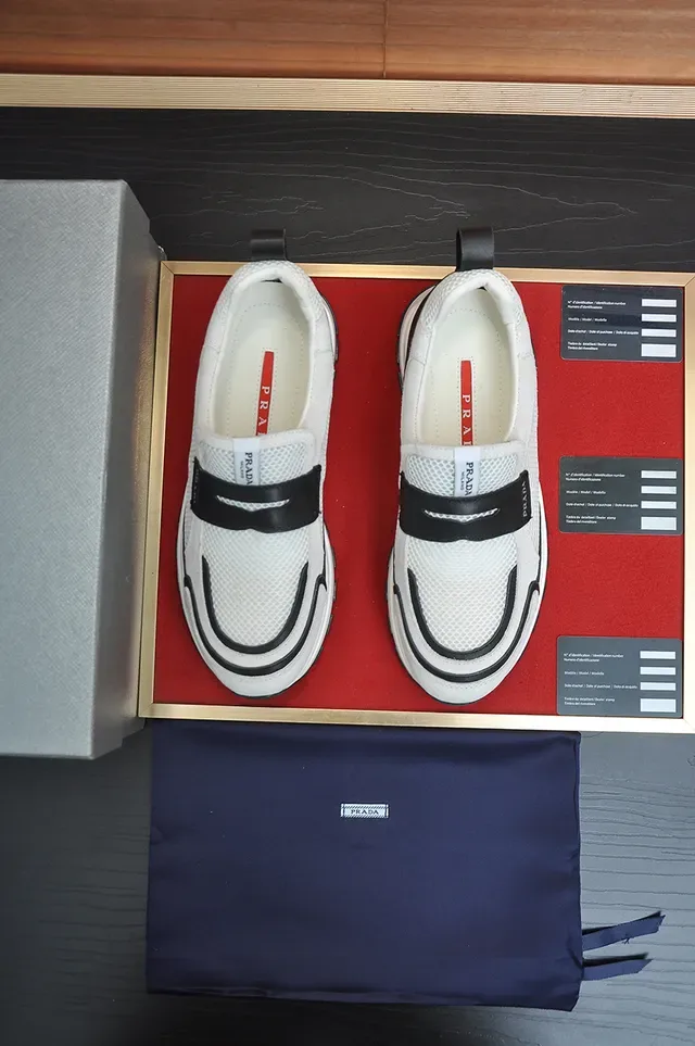 Prada Zapatillas Slip-On Blancas y Negras Híbridas de Malla y Suede 5