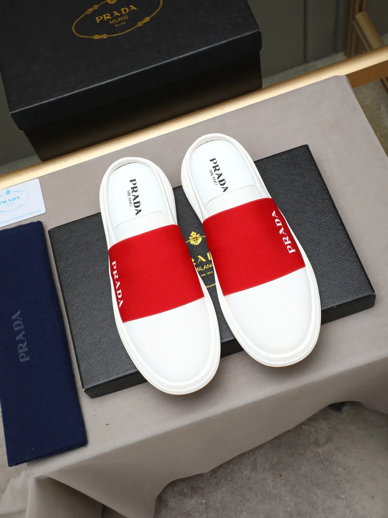 Prada Mule Slip-On Blanc et Rouge avec Bande Logo Élastique Chaussures Casual 2