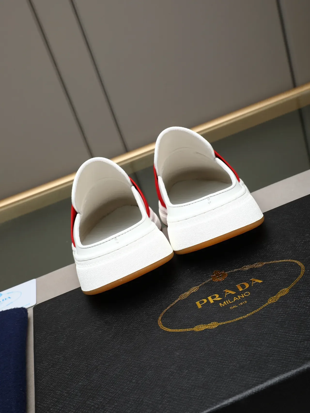 Prada Mule Slip-On Blanc et Rouge avec Bande Logo Élastique Chaussures Casual 3