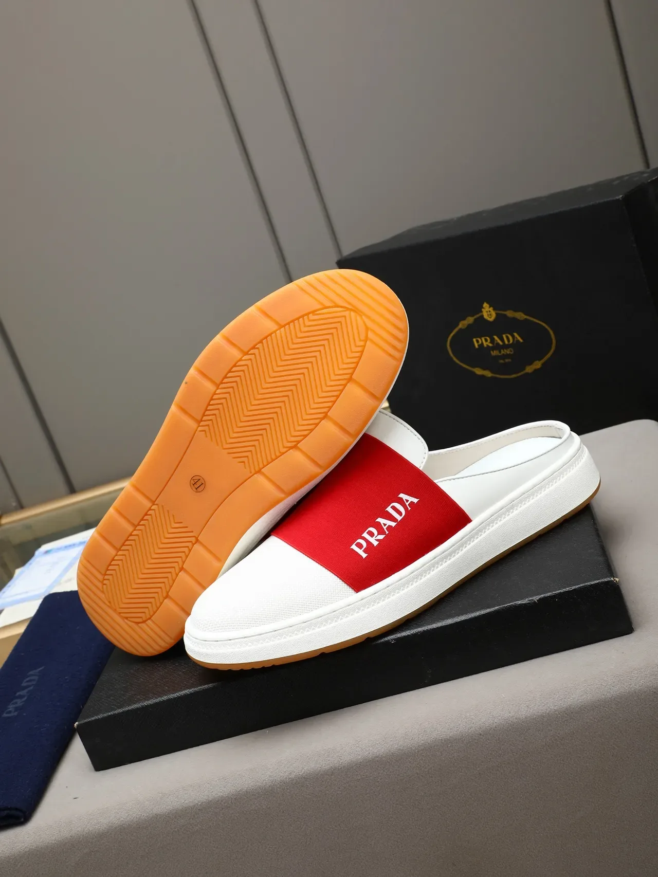 Prada Mule Slip-On Blanc et Rouge avec Bande Logo Élastique Chaussures Casual 4