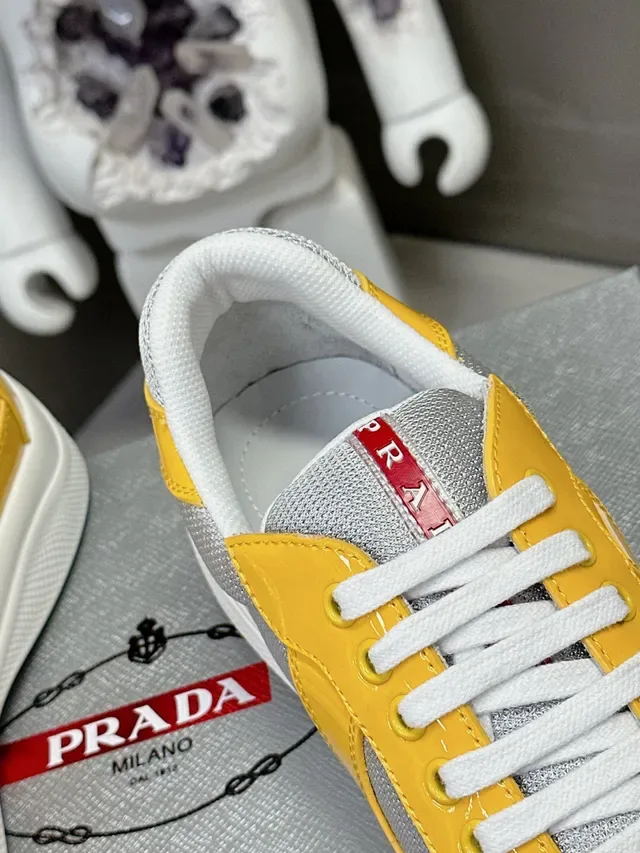 Prada पीला सफेद चमकदार पेटेंट मेश साइड पैनल लाइफस्टाइल स्नीकर्स 7