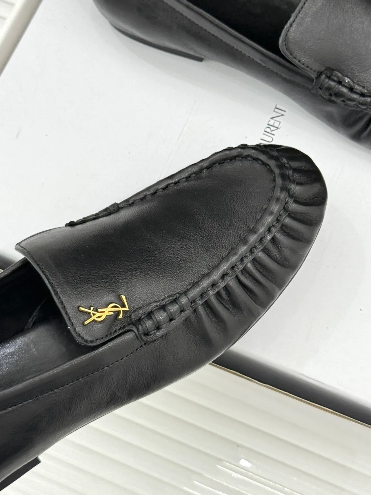 Saint Laurent काला सोना चमड़े का YSL Logo लोफर 4