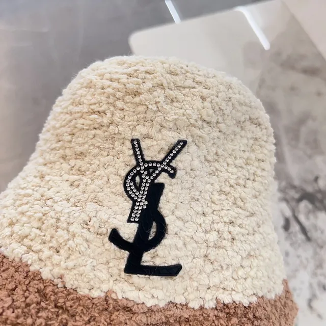 Saint Laurent مزين YSL Monogram ثنائي الألوان Bouclé قبعة سلة 4