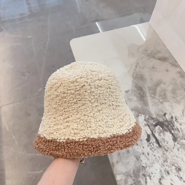 Saint Laurent مزين YSL Monogram ثنائي الألوان Bouclé قبعة سلة 5