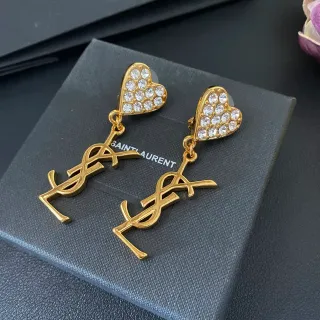 Saint Laurent हार्ट क्रिस्टल और मोनोग्राम झुलसी कान की नथुनी