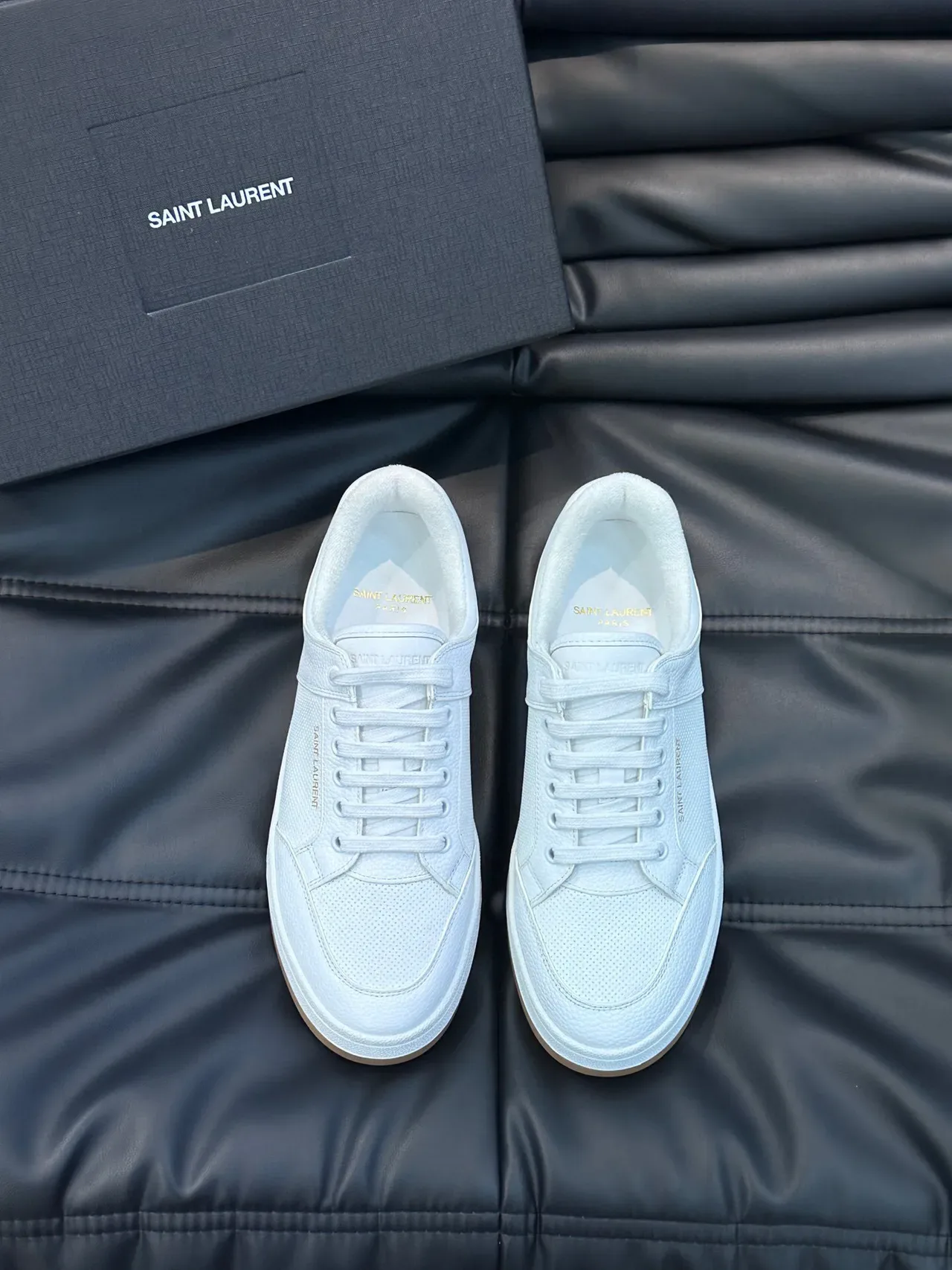 Saint Laurent Loulou 白色穿孔皮革生活方式运动鞋 2
