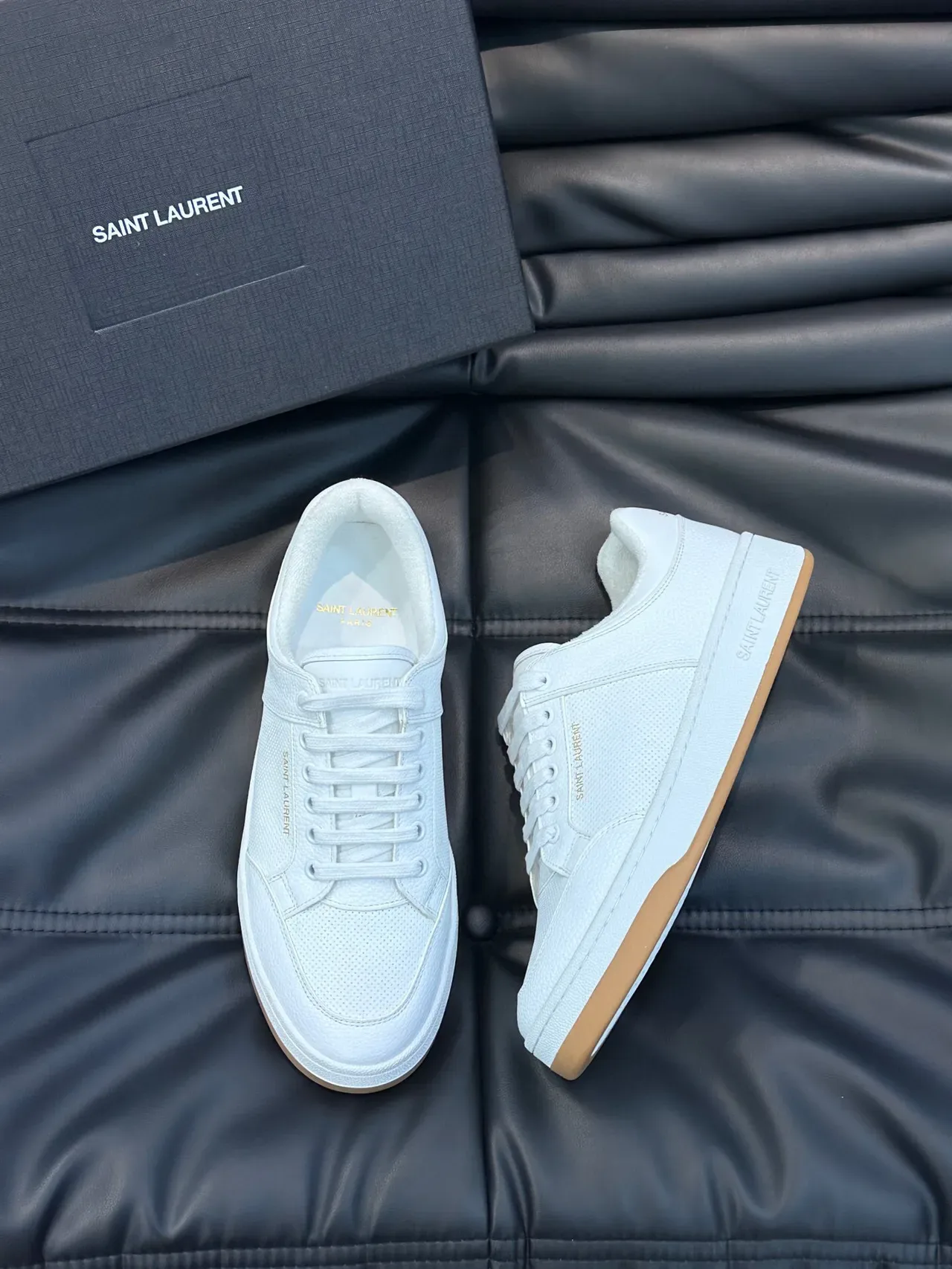 Saint Laurent Loulou 白色穿孔皮革生活方式运动鞋 3