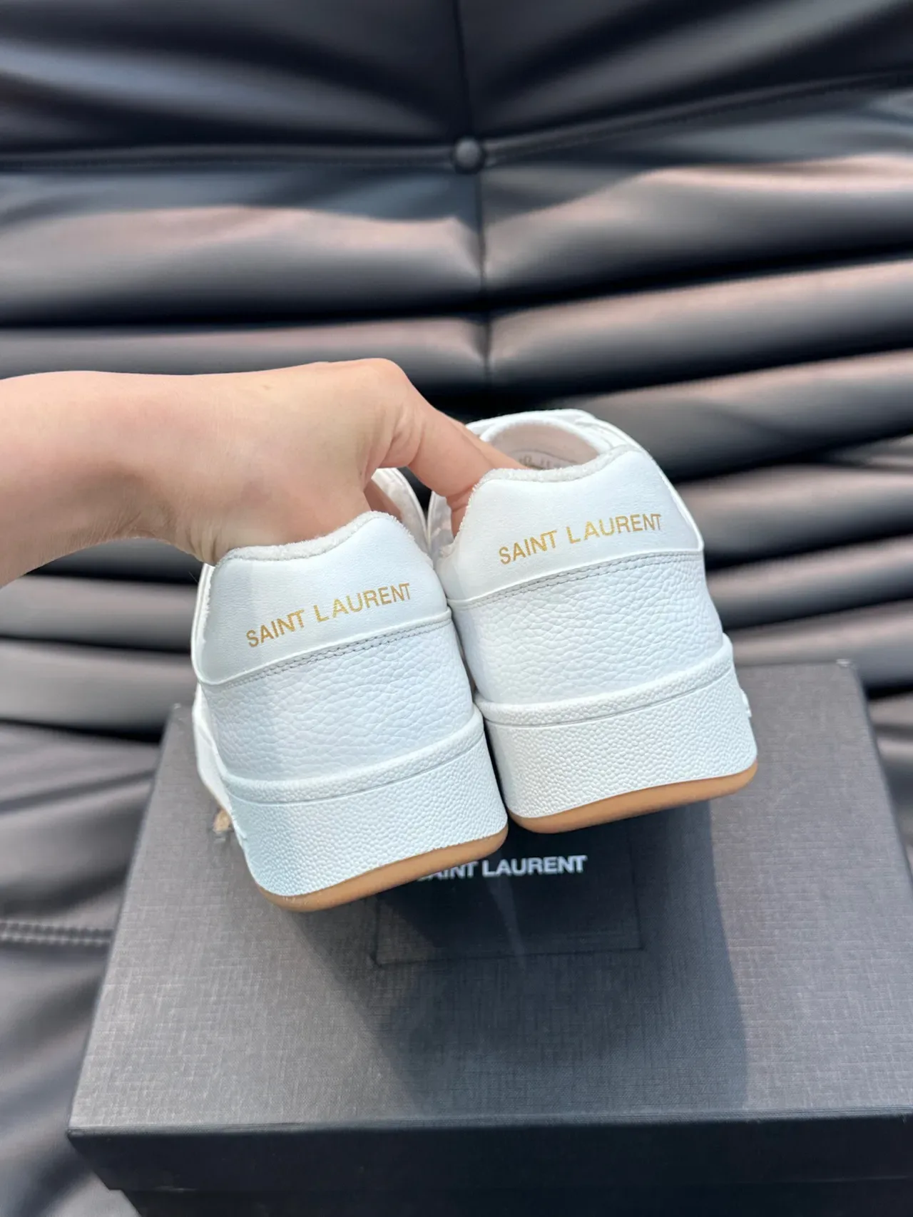 Saint Laurent Loulou 白色穿孔皮革生活方式运动鞋 4