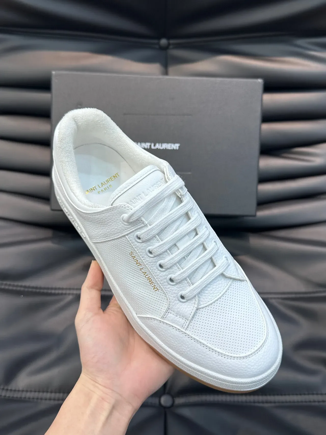 Saint Laurent Loulou 白色穿孔皮革生活方式运动鞋 5