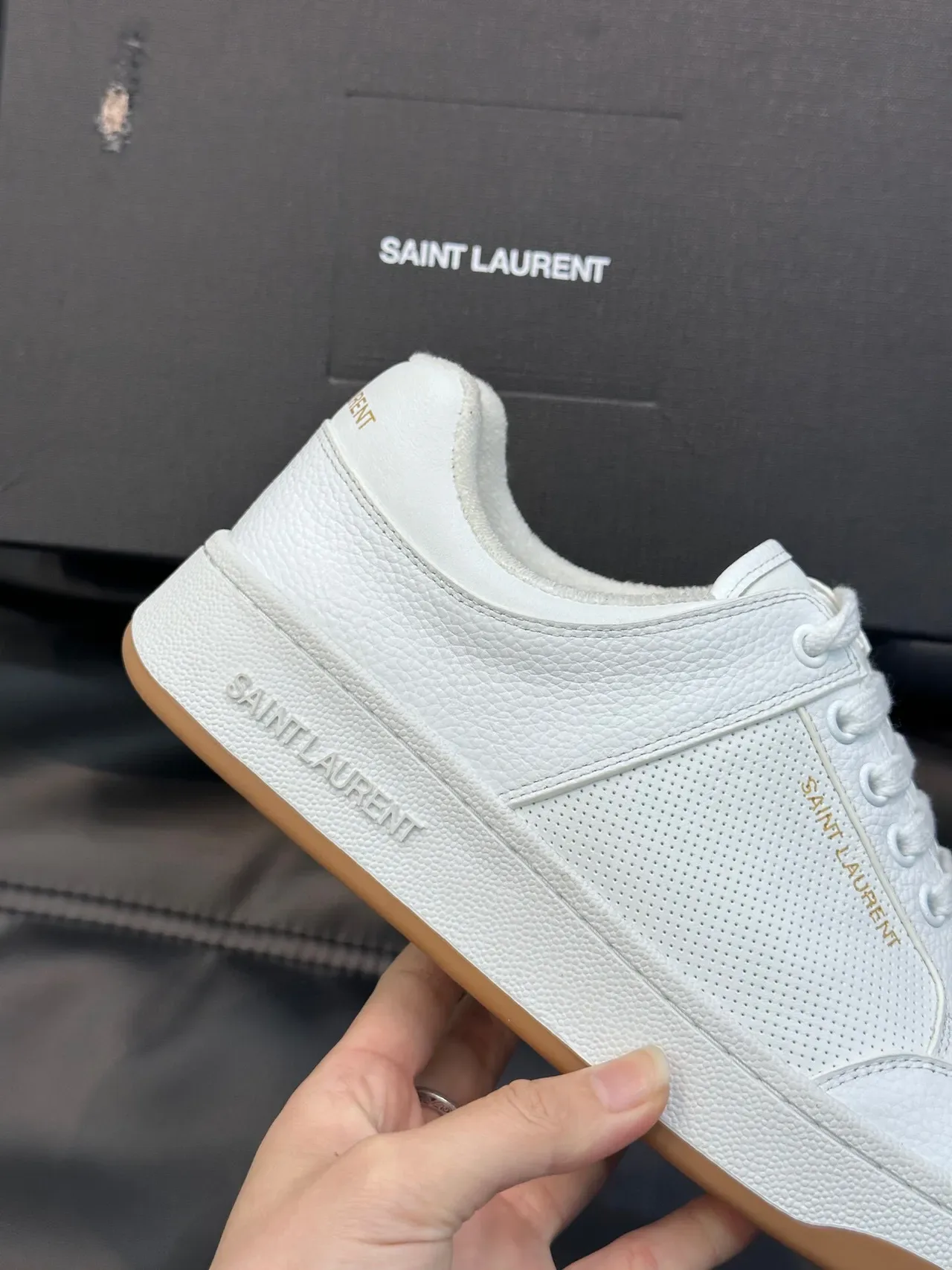 Saint Laurent Loulou 白色穿孔皮革生活方式运动鞋 7