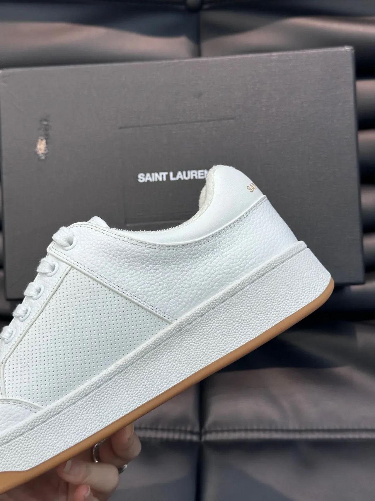 Saint Laurent Loulou 白色穿孔皮革生活方式运动鞋 8