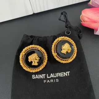 Saint Laurent Medallion काले सोने के चक्राकार क्लासिकल प्रोफाइल बस्ट कर्णफूल
