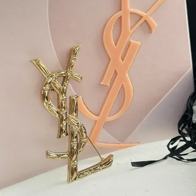 Saint Laurent Monogram Interlocking YSL गोल्ड टोन ब्रोच 2