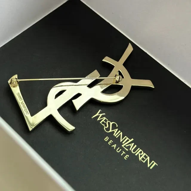 Saint Laurent Monogram Interlocking YSL गोल्ड टोन ब्रोच 3