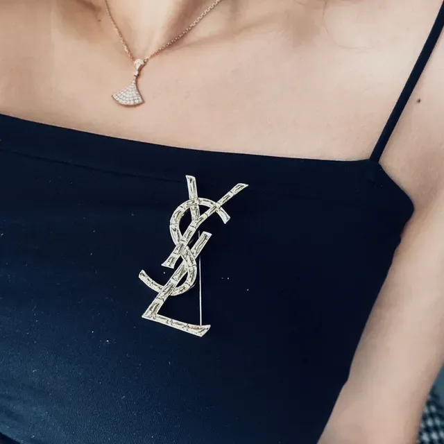 Saint Laurent Monogram Interlocking YSL गोल्ड टोन ब्रोच 4