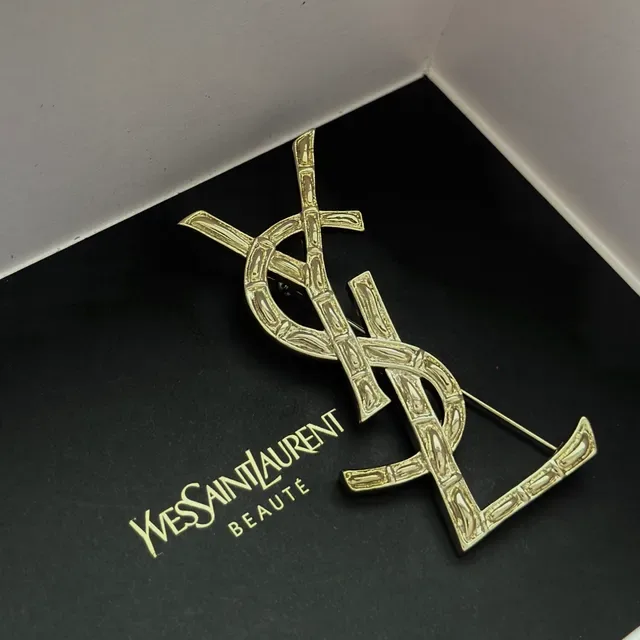 Saint Laurent Monogram Interlocking YSL गोल्ड टोन ब्रोच 5