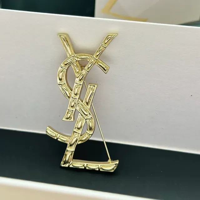Saint Laurent Monogram Interlocking YSL गोल्ड टोन ब्रोच 6