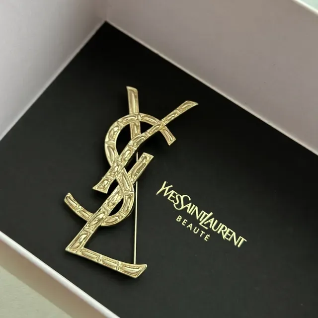 Saint Laurent Monogram Interlocking YSL गोल्ड टोन ब्रोच 7