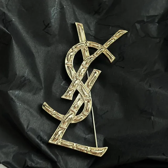 Saint Laurent Monogram Interlocking YSL गोल्ड टोन ब्रोच 8