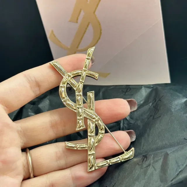 Saint Laurent Monogram Interlocking YSL गोल्ड टोन ब्रोच 9