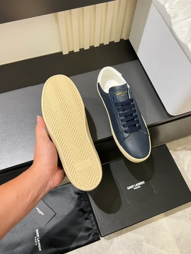 Saint Laurent Sneakers Lifestyle Navy White Cuir Supérieur avec Logo Embossed 4