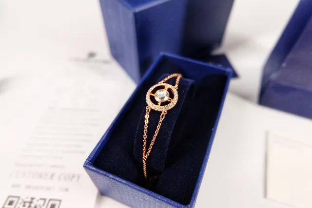 Swarovski سلسلة ذهبية وبيضاء نقش دائري للبلور سوار 5