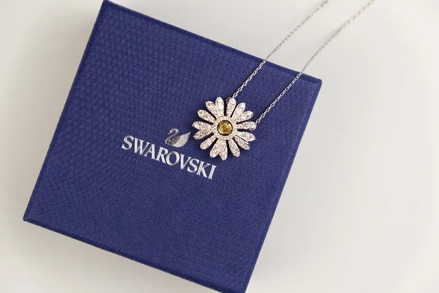Swarovski Plata colgante de margarita amarilla Pave-Set Cristales Collar 5