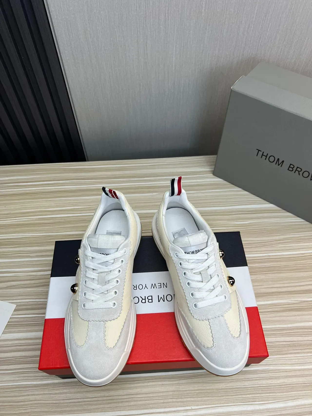 Thom Browne 米灰 分层皮革和麂皮 双金属铆钉 生活方式运动鞋 2