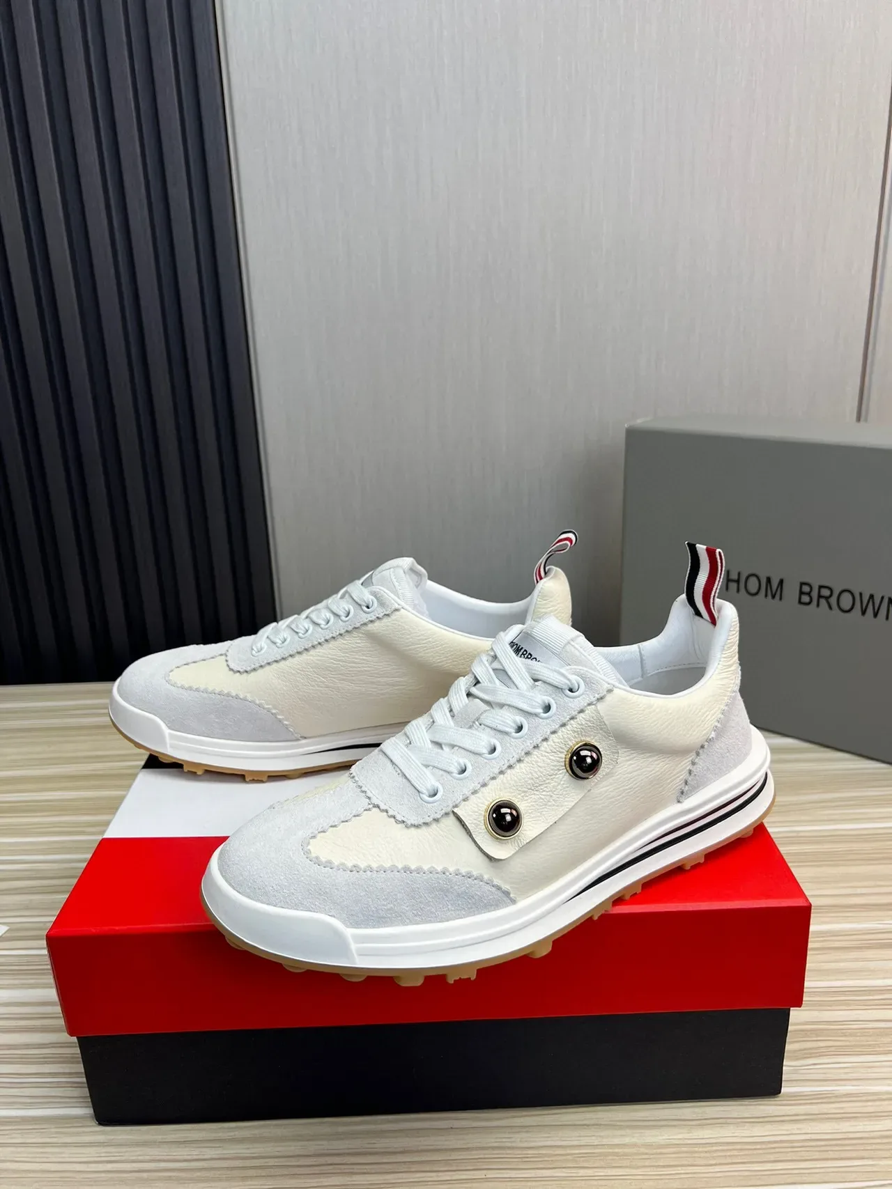 Thom Browne 米灰 分层皮革和麂皮 双金属铆钉 生活方式运动鞋 3
