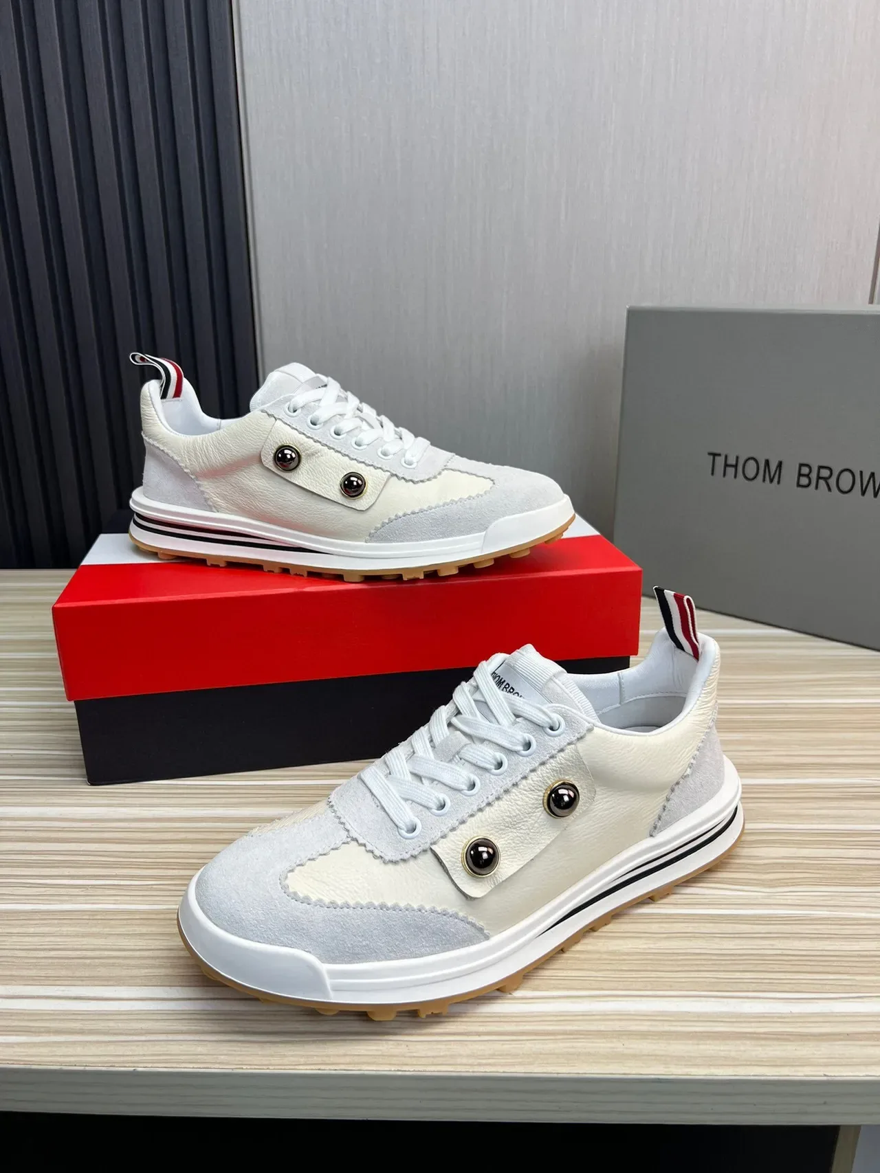 Thom Browne 米灰 分层皮革和麂皮 双金属铆钉 生活方式运动鞋 4
