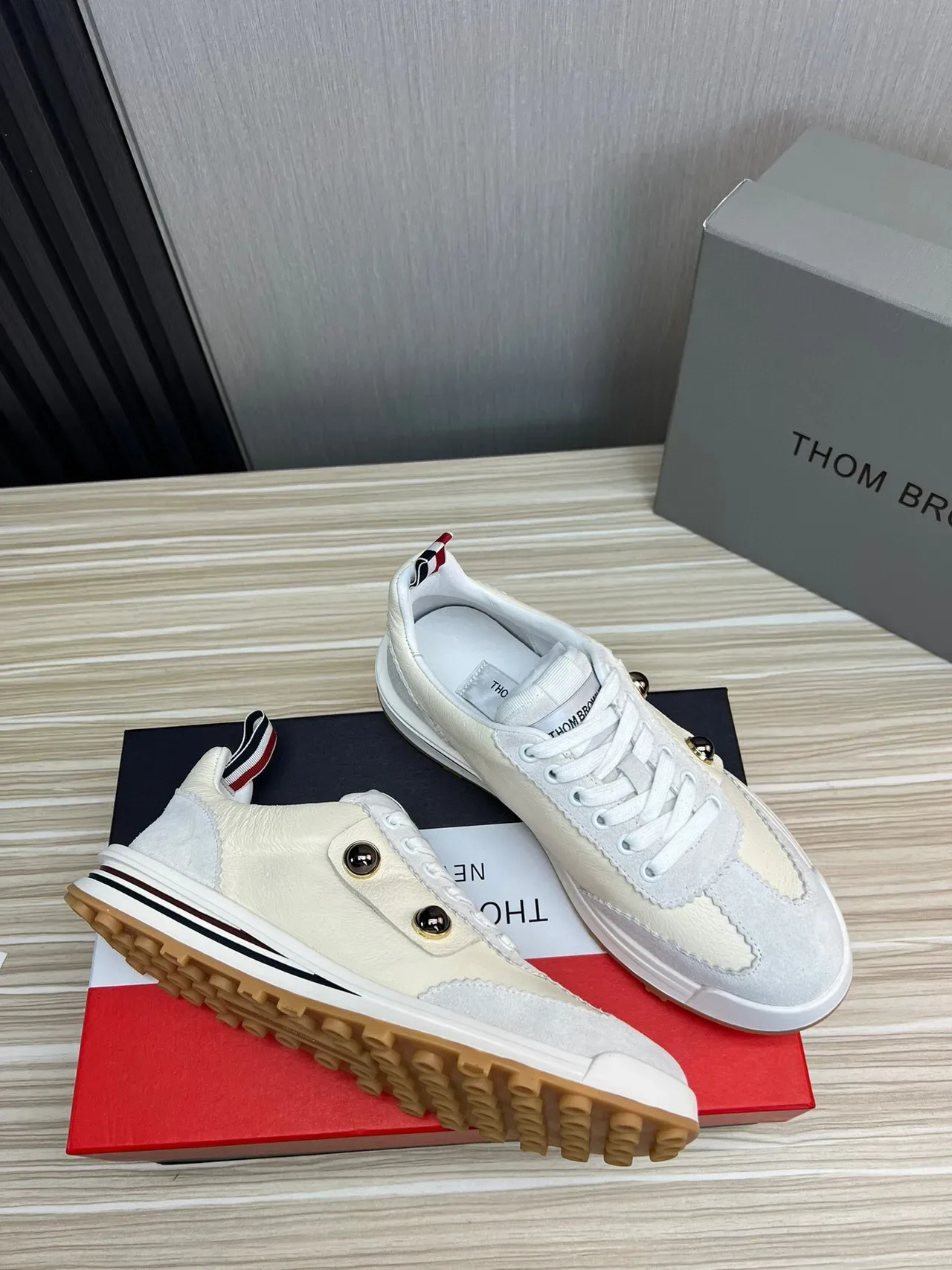 Thom Browne 米灰 分层皮革和麂皮 双金属铆钉 生活方式运动鞋 6