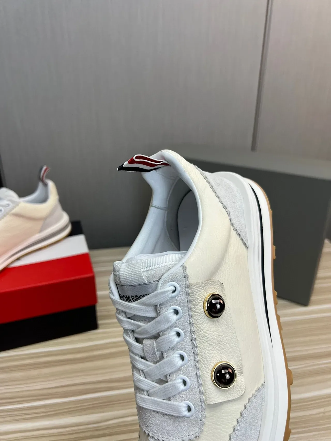 Thom Browne 米灰 分层皮革和麂皮 双金属铆钉 生活方式运动鞋 7