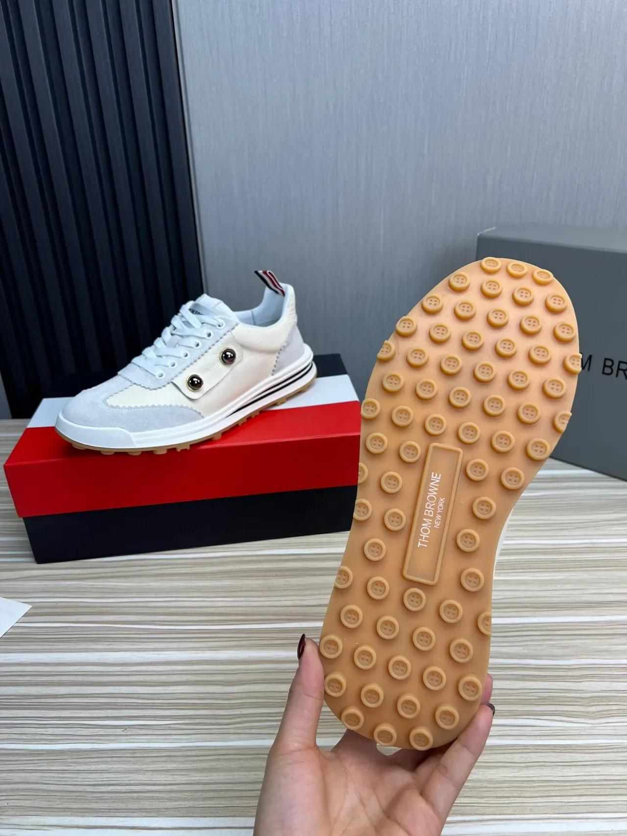 Thom Browne 米灰 分层皮革和麂皮 双金属铆钉 生活方式运动鞋 8
