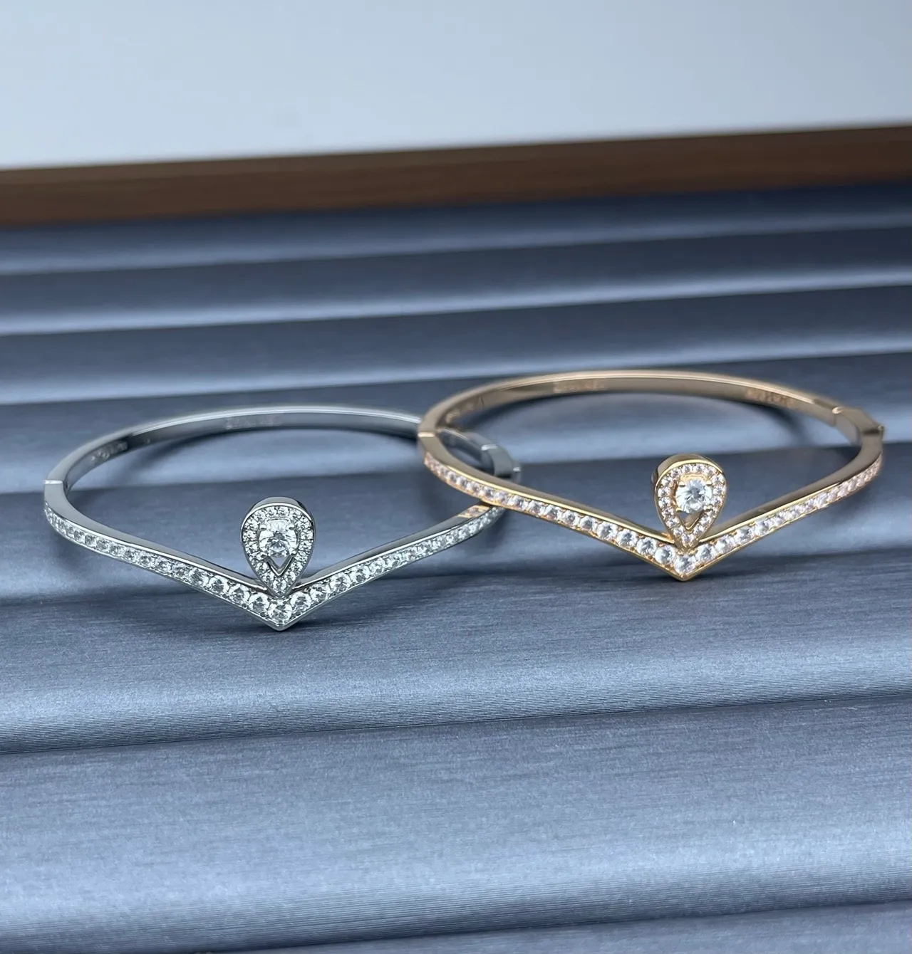 Tiffany & Co. 银金色开放镶钻手镯 7