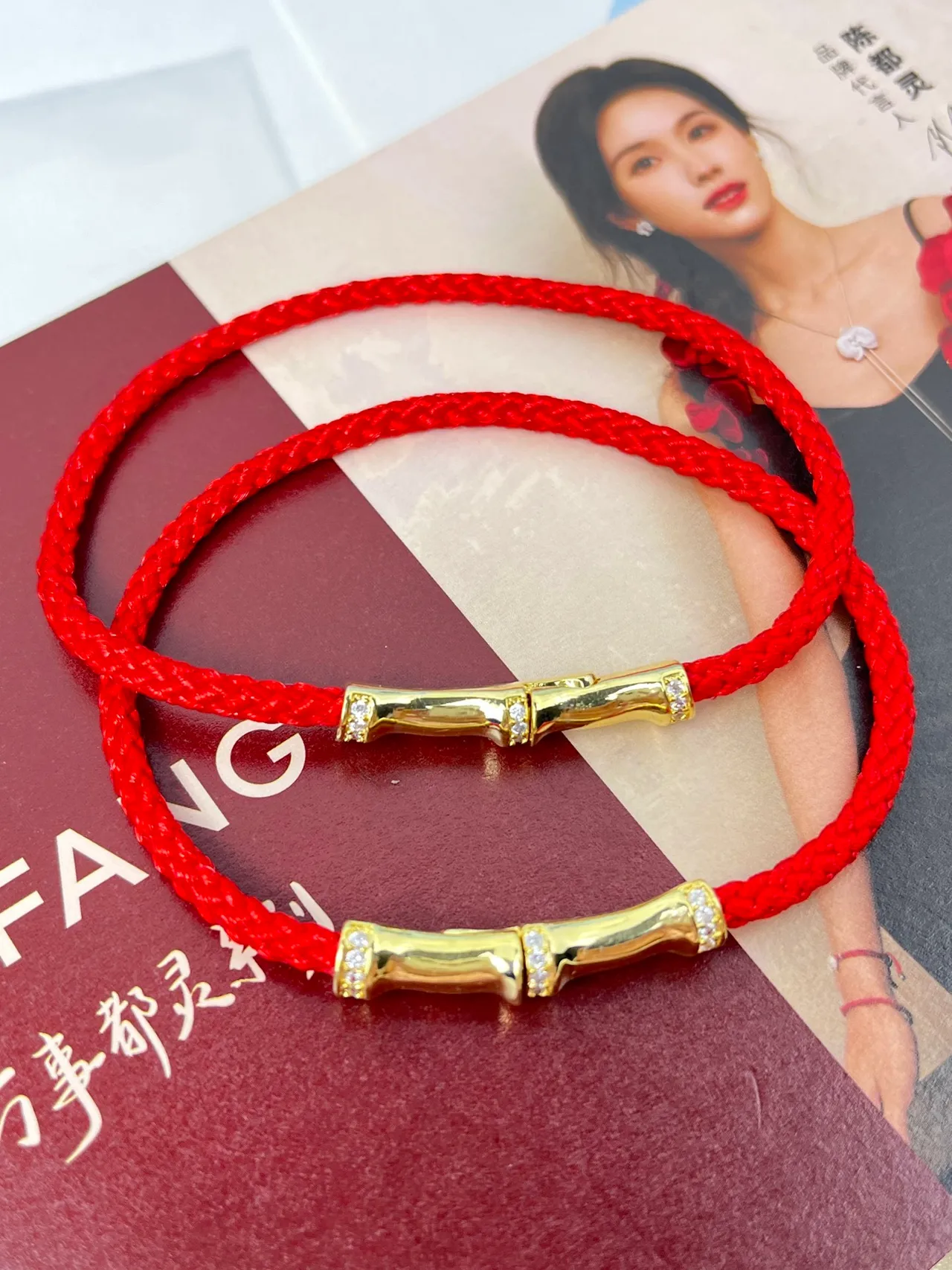 Tiffany & Co. Bamboo Pavé सोने का और लाल कॉर्ड ब्रेसलेट 4